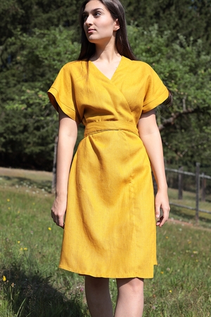 Elegantné autorské šaty Lotika zo 100% l'anu navrhnuté a ušité s láskou a starostlivosťou v českom Podkrkonoší
